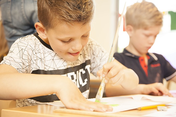 <b>After your registration, we will send the free drawing paper.</b> All children make a drawing. We print a 'Personal Action Folder' for each child for free.
          It includes the goal of your action, instructions for the parents, and of course the child's drawing prominently displayed.
